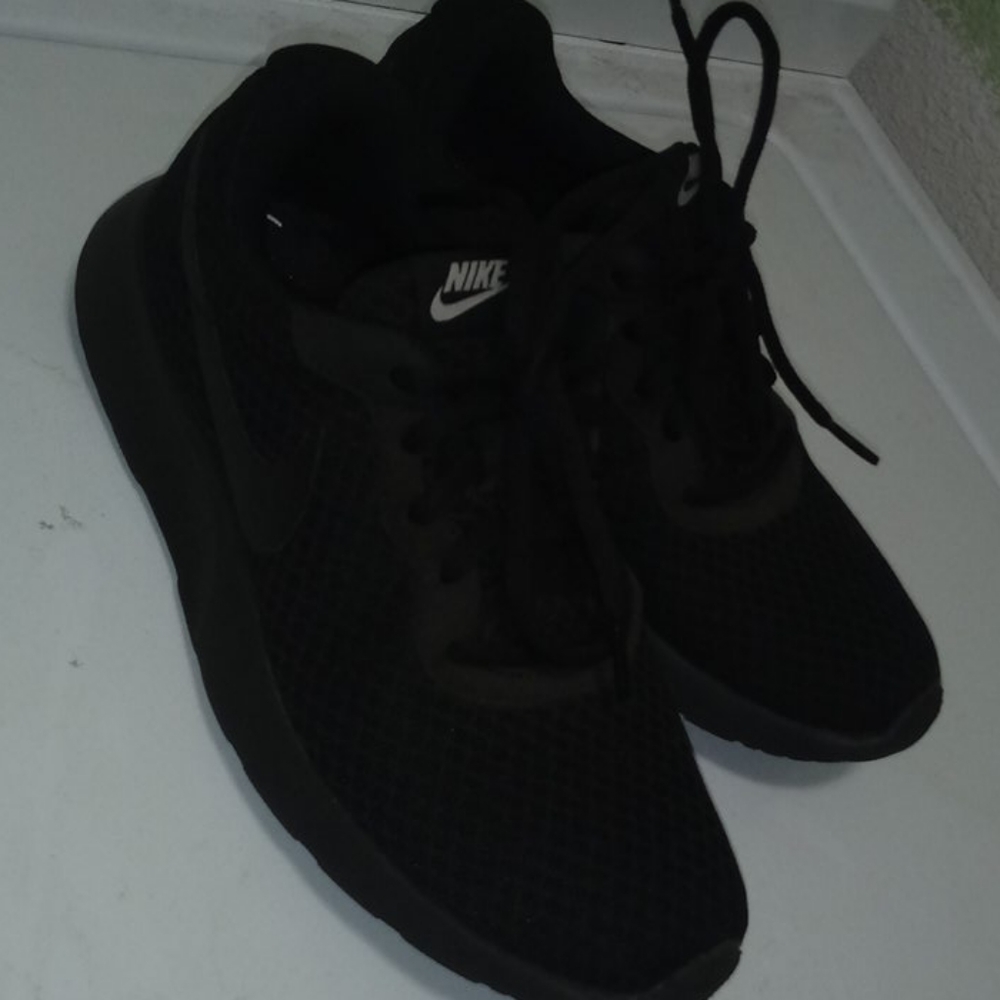 Black Nike Shoes